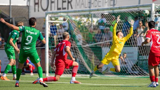 Nichts zu machen war für Diefflens Keeper Kai Zahler beim Schuss von Engers’ Hasan Kesikci (grünes Trikot, Nummer 9). Es war das Nichts zu machen war für Diefflens Keeper Kai Zahler beim Schuss von Engers’ Hasan Kesikci (grünes Trikot, Nummer 9). Es war das