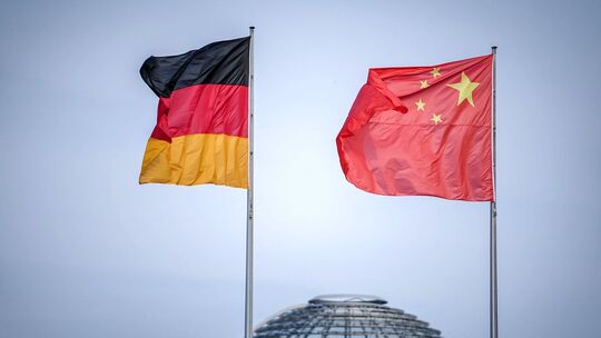 Deutsche und chinesische Flagge Deutsche und chinesische Flagge