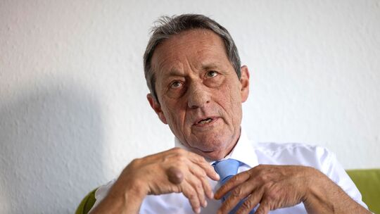 Innenminister Schwickert auf dem grünen Sofa
