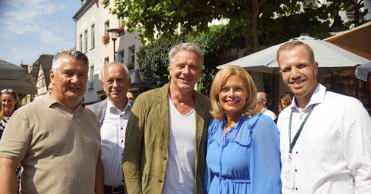 Straßentheater und Markt: Julia Klöckner und Jörg Pilawa besuchen ...