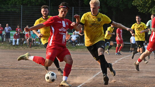 Die Sportfreunde Schönstein (gelbe Trikots) machten es dem Favoriten SG Malberg in der ersten Runde des Rheinlandpokals äußerst
