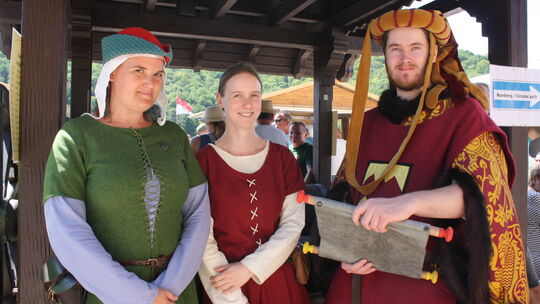 Der Herold des gastgebenden Fürsten der Reichsburg eröffnet das Mittelalterspektakel im Rosenhof und macht die Besucher mit dem