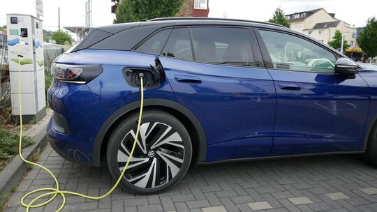 Unter anderem am Bahnhof in Bad Neuenahr werden regelmäßig E-Autos geladen.