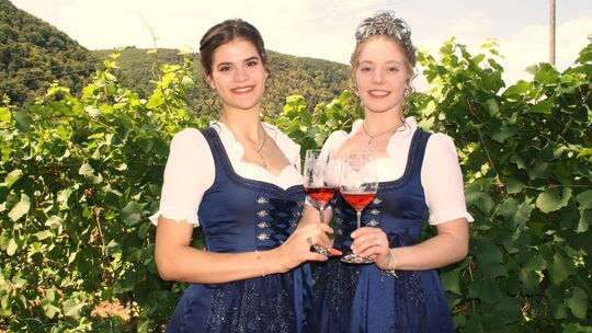 Die amtierende Weinkönigin Xenia Jodis und ihre Weinprinzessin Carolin Hoffmann konnten sich auch zum 73. Mesenicher Weinfest üb