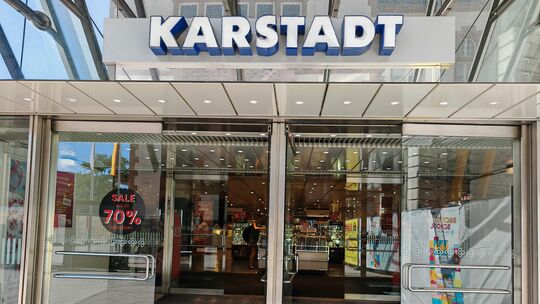 Bleibt die Galeria-Filiale in Limburg oder nicht? Der Eingang zu Karstadt in der Fußgängerzone.