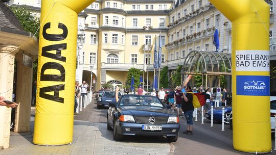 Das ist die ADAC Mittelrhein Classic 2026: Markus Müller-Heidelberg und seine Frau starteten in ihrem Mercedes-Benz R129 500SL a