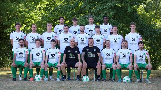 Aufsteiger TuS Ellern geht mit folgenden Team in die Saison in der Kreisliga B Staffel 9: (hinten, von links) Burak Döner, Timon