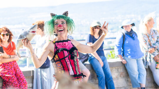 Pina Polar (Comedy | Clownerie) am oberen Schlosshof: Sie weiß, wie sie ihr Publikum zum Lachen bringt. Bei der Gauklerfestung f