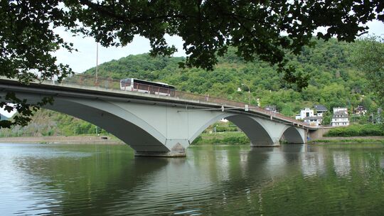 Am 2. Juli 2025 prallte ein Fahrgastkabinenschiff mit seinen Aufbauten gegen die viel befahrene Moselbrücke in der Moselgemeinde