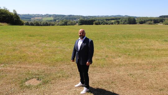 Jan De Cotiis auf einem Feld oberhalb von Liebenscheid in der Nähe des Siegerlandflughafens: Hier hat der AfD-Kandidat seine Kin