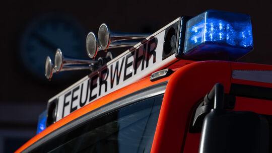 Die Feuerwehr musste mit vielen Rettungskräfte ausrücken, um erst ein Kind auf dem Rhein zu suchen und dann einen Mann aus dem W