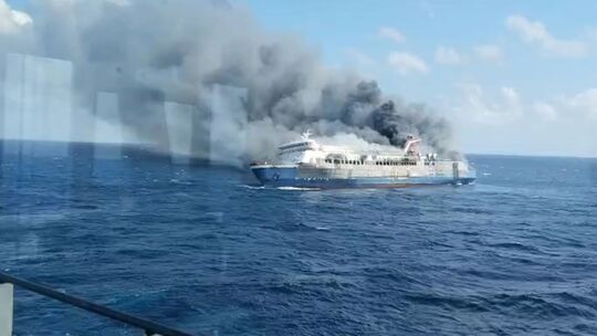 Feuer auf Passagierschiff in Indonesien Feuer auf Passagierschiff in Indonesien