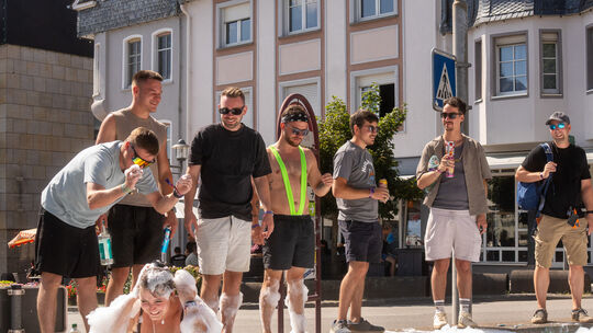 Immer wieder entstanden spontane Schaumpartys, und nicht selten wurde der Brunnen mit viel Humor zum improvisierten Taufbecken e
