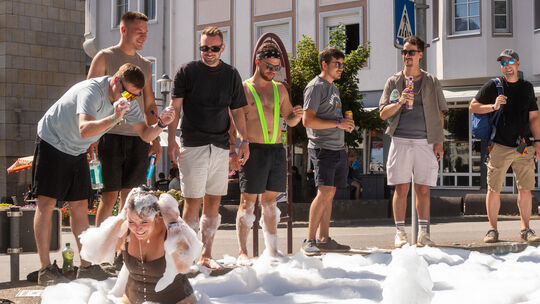 Immer wieder entstanden spontane Schaumpartys, und nicht selten wurde der Brunnen mit viel Humor zum improvisierten Taufbecken e