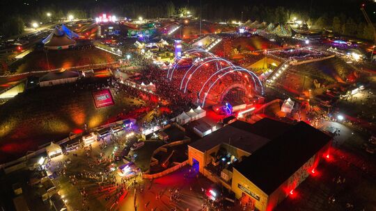 So sehen Zigtausende Raver vor der Hauptbühne der Nature One aus luftiger Drohnenperspektive aus: Die Nature One geizte auch in