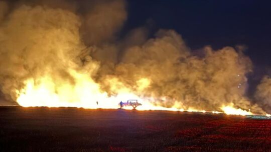 Das Feuer breitete sich auf dem abgeernteten Feld oberhalb von Aull schnell aus. Das Feuer breitete sich auf dem abgeernteten Feld oberhalb von Aull schnell aus.