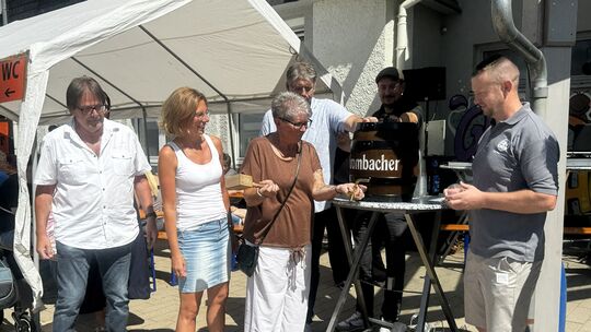 Die 1. Beigeordnete Anja Röcher schaffte es unter dem Beisein zahlreicher geladener Gäste mit nur 3 Schlägen das Fass anzuschlag