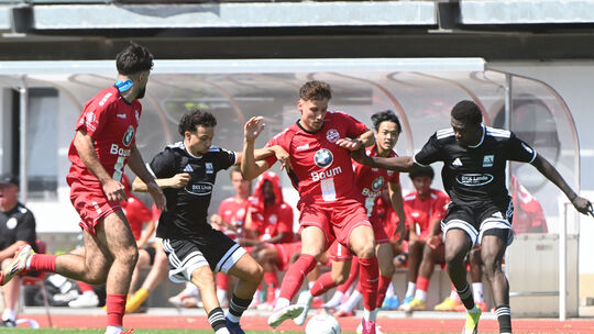 Im ersten Oberligaspiel der Saison verlor der Ahrweiler BC (am Ball Din Alajbegovic) gegen Regionalliga-Absteiger Schott Mainz m Im ersten Oberligaspiel der Saison verlor der Ahrweiler BC (am Ball Din Alajbegovic) gegen Regionalliga-Absteiger Schott Mainz m