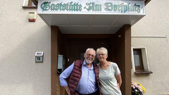 Hans und Monika Radloff führen mit großer Leidenschaft und viel Herzblut ihre Gaststätte im Prachter Schulweg. Hans und Monika Radloff führen mit großer Leidenschaft und viel Herzblut ihre Gaststätte im Prachter Schulweg.