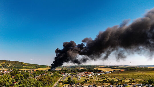 Ein Feuer wütet in einem Industriegebiet in Sprendlingen.