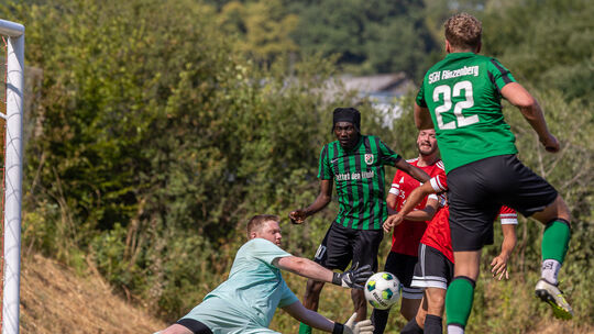 Strake Parade von Gimbweiler Schlussmann Maximilian Freytag beim knappen Heimsieg gegen die SGH Rinzenberg. 4:2 setzten sich die Strake Parade von Gimbweiler Schlussmann Maximilian Freytag beim knappen Heimsieg gegen die SGH Rinzenberg. 4:2 setzten sich die