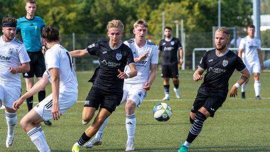 Der TuS Asbach (weiße Trikots) hatte den VfB Linz am Rande einer Niederlage. Am Ende setzte sich der Rheinlandligist aber knapp