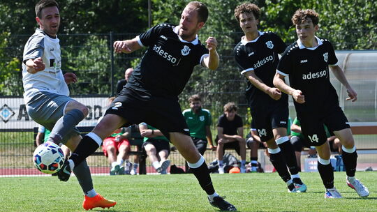 Die Spieler der SG 06 Betzdorf (schwarze Trikots) ließen in ihrem Pokalspiel nichts anbrennen, siegte in Nistertal mit 3:0.