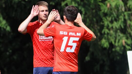Simon Peifer (links), Spielertrainer der SG Liebshausen/Argenthal/Mörschbach, schnürte in der ersten Runde des Rheinlandpokals b
