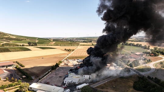 Ein Großbrand in Sprendlingen beschäftigt derzeit rund 200 Einsatzkräfte. Ein Großbrand in Sprendlingen beschäftigt derzeit rund 200 Einsatzkräfte.