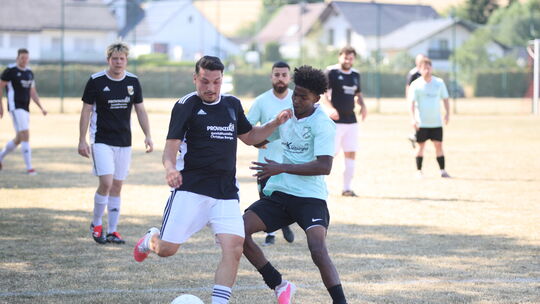 Die SG Bergen/Berschweiler (dunkle Trikots) startete mit einer Heimniederlage gegen den VfL Weierbach in die Saison. Die SG Bergen/Berschweiler (dunkle Trikots) startete mit einer Heimniederlage gegen den VfL Weierbach in die Saison.