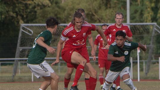 Der Hargesheimer Kapitän Lukas Wolf (rotes Trikot) behauptet in dieser Szene den Ball elegant. Sein Team unterlag aber beim FC B Der Hargesheimer Kapitän Lukas Wolf (rotes Trikot) behauptet in dieser Szene den Ball elegant. Sein Team unterlag aber beim FC B