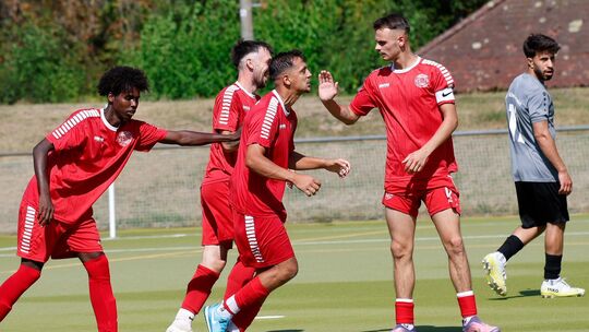 Bejubelten acht Treffer zum Saisoneinstieg: Die Kreuznacher Kickers ließen es gegen die SG Rheinhessen krachen.