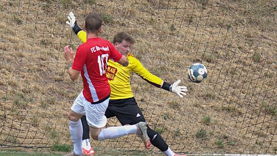 Johannes Mudrich bezwingt den starken Fischbacher Torsteher Marc Roth. Der FC Bärenbach gewann das Duell 4:1. Johannes Mudrich bezwingt den starken Fischbacher Torsteher Marc Roth. Der FC Bärenbach gewann das Duell 4:1.