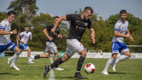 Der SV Binningen (weiße Trikots, von links mit Mladen Markota, Wadim Bayev und Elias Ternes) setzte sich in der ersten Runde des