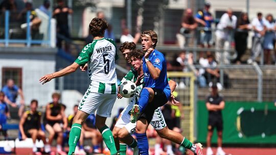 Louis Golombek (blaues Trikot) und seine TuS Koblenz setzten alles daran, dem SV Werder Bremen in der ersten Runde des Pokals de