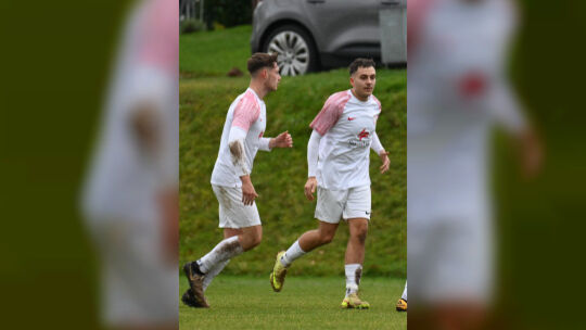 Der SV Strimmig löste die Pflichtaufgabe im Kreispokal Mosel souverän, der A-Klässler gewann 9:0 bei C-Klässler Bausendorf. Nico Der SV Strimmig löste die Pflichtaufgabe im Kreispokal Mosel souverän, der A-Klässler gewann 9:0 bei C-Klässler Bausendorf. Nico