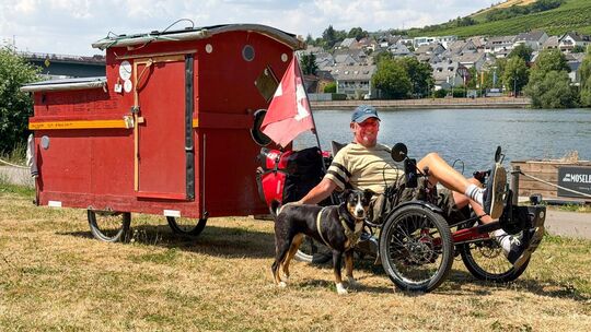 Roland Zeller reist mit dem Rad, Hund und Anhänger Roland Zeller reist mit dem Rad, Hund und Anhänger