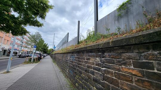 Bereits vor rund eineinhalb Jahren haben in der Löhrstraße in Koblenz die Bauarbeiten für eine Schallschutzwand begonnen. Doch s