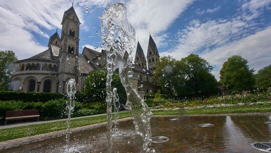 Die Basilika St. Kastor gilt in der Koblenzer Alt- und Innenstadt als sogenannte Cooling-Area, wo Menschen bei Hitze kühlere Tem