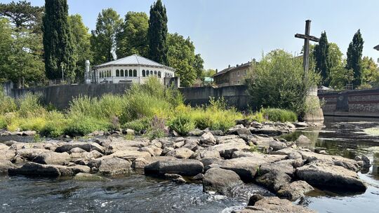Aktuell lässt der niedrige Wasserstand der Nahe es zu, dass man vom Quellenhof über Felsbrocken zur Elisabethenquelle springen k