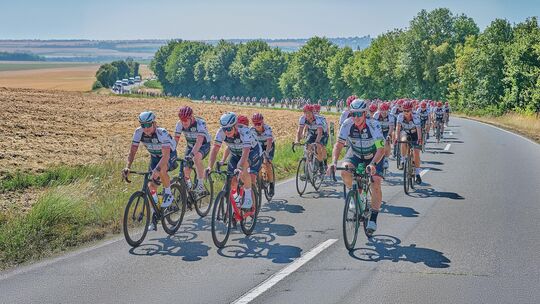 Das Feld der Vor-Tour der Hoffnung auf dem Maifeld: Bei der Benefiz-Radveranstaltung wurden in diesem Jahr 1.004.000 Euro für kr