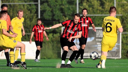 Treffen auch in der kommenden Saison aufeinander: Der FC Arzheim (gelbe Trikots) und der VfR Eintracht Koblenz (in rot-schwarz). Treffen auch in der kommenden Saison aufeinander: Der FC Arzheim (gelbe Trikots) und der VfR Eintracht Koblenz (in rot-schwarz).