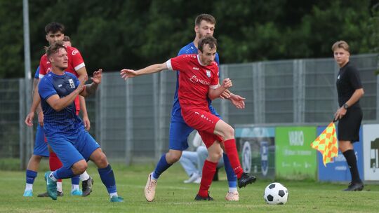 Schon im vergangenen Jahr eröffneten die SG Niederbreitbach/Waldbreitbach (blaue Trikots) und der SV Roßbach/Verscheid die Saiso
