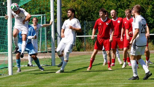 Am kurzen Pfosten klärt ein Pfaffen-Schwabenheimer (weißes Trikot) in Fürfeld nach einem Eckball. Am Ende siegte der Gastgeber a Am kurzen Pfosten klärt ein Pfaffen-Schwabenheimer (weißes Trikot) in Fürfeld nach einem Eckball. Am Ende siegte der Gastgeber a