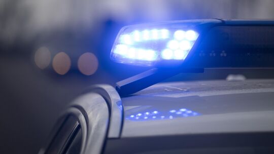 Ein Lastwagen ist auf der A48 in Kaisersesch von der Fahrbahn abgekommen und in eine Böschung gerutscht. Der Fahrer wurde bei de
