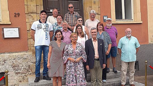 Herzlich empfangen wurde Bundestagspräsidentin Julia Klöckner vor dem Siener Schloss von dem Besitzerehepaar Astrid Gräfin von L