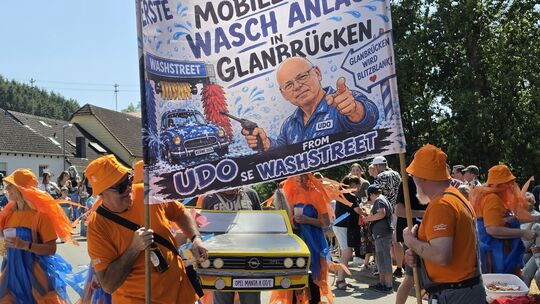 Auch die Glanbrigger Tankstell nahm am Umzug teil.