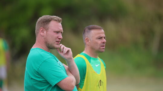 Die Hintertiefenbacher Trainer Dominik Grill und Christian Hertrich durften sich über einen Sieg ihrer zweiten Mannschaft im Der