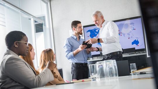 Arbeitskollegen haben ein Meeting im Büro Arbeitskollegen haben ein Meeting im Büro