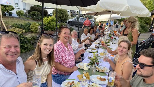Gute Stimmung herrschte beim Jubiläums-Straßenfest im Schwalbenweg in Helmenzen.